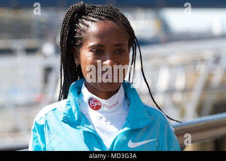 London,UK,18 avril 2018,les femmes de l'Élite Marathon de Londres Photocall a lieu par le Tower Bridge avec Tigist Tufa avant le marathon le dimanche.Larby Keith Crédit/Alamy Live News Banque D'Images