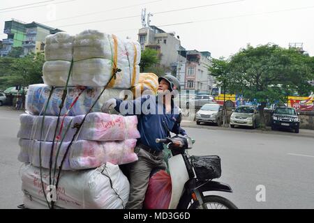 Hanoi, Vietnam. Apr 15, 2018. Motocycliste vérifie sa moto surchargée à Hanoï au Vietnam. Credit : Rory joyeux/ZUMA/Alamy Fil Live News Banque D'Images