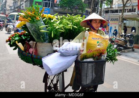 Hanoi, Vietnam. Apr 15, 2018. Vendeur de rue dans le vieux quartier de Hanoi, Vietnam Crédit : Rory joyeux/ZUMA/Alamy Fil Live News Banque D'Images