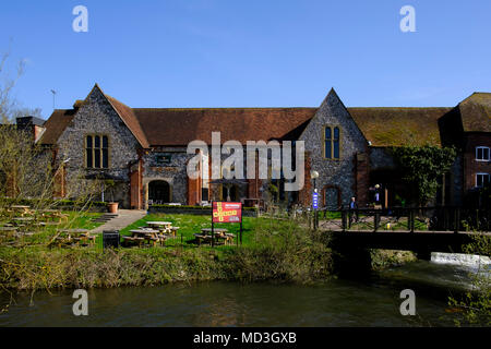 18 avril 2018 Salisbury Le Moulin restaurant. Un des neuf site d'être décontaminés après l'attaque d'agents neurotoxiques sur ancien espion Sergueï Skripal et sa fille Julia. Une vaste opération de nettoyage commence à décontaminer 9 sites dans la ville - il va prendre plusieurs mois et coûter des millions de livres. Paul Chambers crédit Alamy Live News Banque D'Images