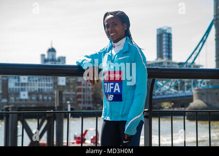 Londres, Royaume-Uni. 18 avril 2018. Tigist Tufa (ETH) au cours d'une presse photocall à l'avance du dimanche Marathon de Londres Virgin Money. Credit : Elsie Kibue / Alamy Live News Banque D'Images