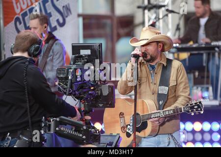 New York, NY, USA. 18 avr, 2018. Jason Aldean sur scène pour Jason Aldean en concert sur le NBC Today Show, Rockefeller Plaza, New York, NY Le 18 avril 2018. Crédit : Jason Mendez/Everett Collection/Alamy Live News Banque D'Images