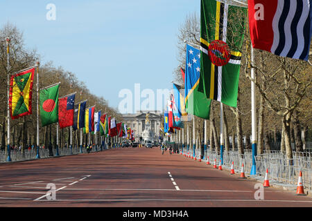 Londres, Royaume-Uni. 18 avril 2018. Les drapeaux des États membres du Commonwealth sur l'affichage sur le Mall dans le centre de Londres, avec le palais de Buckingham dans l'arrière-plan, à l'occasion de la réunion des chefs de gouvernement du Commonwealth dans la capitale britannique, le 18 avril 2018 Credit : Dominic Dudley/Alamy Live News Banque D'Images