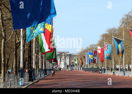 Londres, Royaume-Uni. 18 avril 2018. Les drapeaux des États membres du Commonwealth sur l'affichage sur le Mall dans le centre de Londres, avec le palais de Buckingham dans l'arrière-plan, à l'occasion de la réunion des chefs de gouvernement du Commonwealth dans la capitale britannique, le 18 avril 2018 Credit : Dominic Dudley/Alamy Live News Banque D'Images