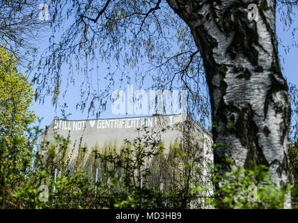 17 avril 2018, Allemagne, Berlin : Une façade se lit "toujours ne pas aimer l'embourgeoisement !' dans le quartier Wedding dans Ischlerstraße. Photo : Jens Kalaene Zentralbild-/dpa/afp Banque D'Images