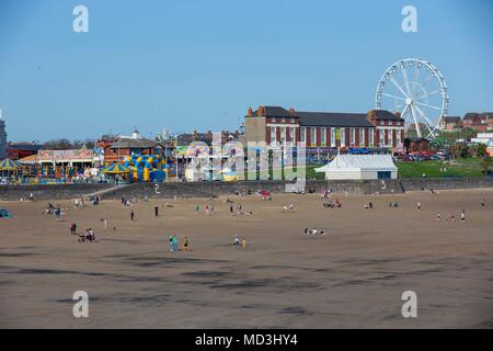 Barry Island, Wales, UK, 18 avril 2018. Une vue générale de profiter de la vague de printemps les fêtards à Barry Island Beach. Credit : Mark Hawkins/Alamy Live News Banque D'Images