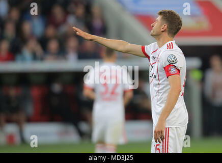 Leverkusen, Allemagne 17 avril 2018, demi-finales de la coupe de football, Bayer Leverkusen 04 vs FC Bayern Munich : Thomas Mueller (FCB) les gestes. Credit : Juergen Schwarz/Alamy Live News Banque D'Images