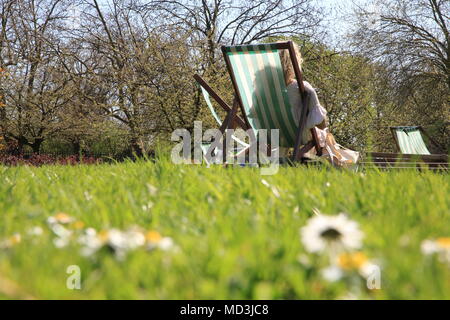 Dame de vous détendre dans une chaise longue comme beau temps de printemps arrive enfin à la Queen Mary's Gardens dans Regents Park, Londres. Credit : Monica Wells/Alamy Live News Banque D'Images