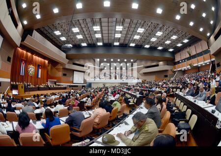 La Havane, Cuba. 18 avr, 2018. Une session de l'Assemblée nationale cubaine des pouvoirs a lieu à La Havane, capitale de Cuba, le 18 avril 2018. L'Assemblée nationale cubaine de pouvoirs du peuple a commencé une séance de deux jours le mercredi matin pour élire un successeur au président Raul Castro. Credit : Joaquin Hernandez/Xinhua/Alamy Live News Banque D'Images