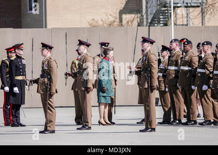 Camp de Pirbright, Brookwood. 18 avril 2018. Le 25e anniversaire de l'armée britannique, le corps le plus important Corps Royal de la logistique. Son Altesse Royale va inspecter le premier rang des troupes avant d'émettre à 36 ceintures stables des soldats à la parade. Après la parade la princesse royale sera ensuite présenté aux membres du corps et leur famille et d'apprendre un peu des récents événements et activités concernant le Corps' Jubilé d'argent. Son Altesse Royale sera alors inscrivez-vous une photo de groupe sur la place de rassemblement. Credit : james jagger/Alamy Live News Banque D'Images