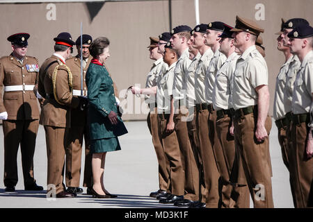 Camp de Pirbright, Brookwood. 18 avril 2018. Le 25e anniversaire de l'armée britannique, le corps le plus important Corps Royal de la logistique. Son Altesse Royale va inspecter le premier rang des troupes avant d'émettre à 36 ceintures stables des soldats à la parade. Après la parade la princesse royale sera ensuite présenté aux membres du corps et leur famille et d'apprendre un peu des récents événements et activités concernant le Corps' Jubilé d'argent. Son Altesse Royale sera alors inscrivez-vous une photo de groupe sur la place de rassemblement. Credit : james jagger/Alamy Live News Banque D'Images