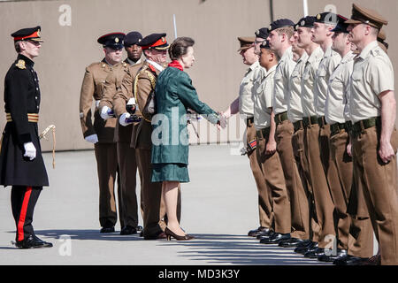 Camp de Pirbright, Brookwood. 18 avril 2018. Le 25e anniversaire de l'armée britannique, le corps le plus important Corps Royal de la logistique. Son Altesse Royale va inspecter le premier rang des troupes avant d'émettre à 36 ceintures stables des soldats à la parade. Après la parade la princesse royale sera ensuite présenté aux membres du corps et leur famille et d'apprendre un peu des récents événements et activités concernant le Corps' Jubilé d'argent. Son Altesse Royale sera alors inscrivez-vous une photo de groupe sur la place de rassemblement. Credit : james jagger/Alamy Live News Banque D'Images