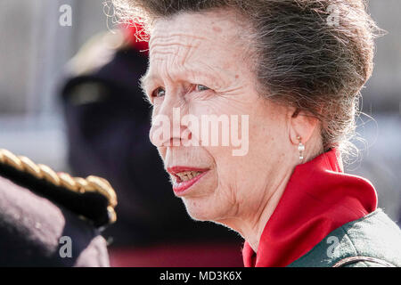 Camp de Pirbright, Brookwood. 18 avril 2018. Le 25e anniversaire de l'armée britannique, le corps le plus important Corps Royal de la logistique. Son Altesse Royale va inspecter le premier rang des troupes avant d'émettre à 36 ceintures stables des soldats à la parade. Après la parade la princesse royale sera ensuite présenté aux membres du corps et leur famille et d'apprendre un peu des récents événements et activités concernant le Corps' Jubilé d'argent. Son Altesse Royale sera alors inscrivez-vous une photo de groupe sur la place de rassemblement. Credit : james jagger/Alamy Live News Banque D'Images