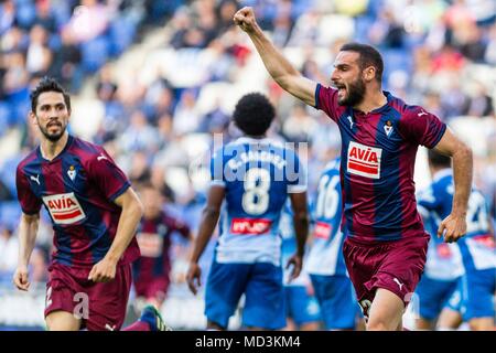 Espagne - 18 avril : SD Eibar defender David Lomban (22) célèbre marquer le but pendant le match entre l'Espanyol v Eibar pour le cycle 33 de la Liga Santander, jouée au stade Cornella-El Prat le 18 avril 2018 à Barcelone, Espagne. (Crédit : Mikel Trigueros / Urbanandsport / Presse Presse Cordon Cordon) Banque D'Images