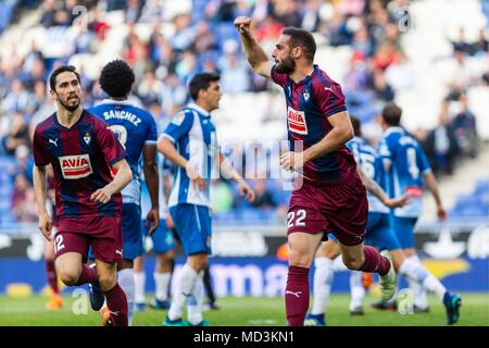 Espagne - 18 avril : SD Eibar defender David Lomban (22) célèbre marquer le but pendant le match entre l'Espanyol v Eibar pour le cycle 33 de la Liga Santander, jouée au stade Cornella-El Prat le 18 avril 2018 à Barcelone, Espagne. (Crédit : Mikel Trigueros / Urbanandsport / Presse Presse Cordon Cordon) Banque D'Images