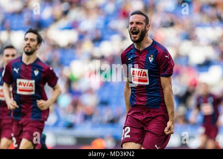 Espagne - 18 avril : SD Eibar defender David Lomban (22) célèbre marquer le but pendant le match entre l'Espanyol v Eibar pour le cycle 33 de la Liga Santander, jouée au stade Cornella-El Prat le 18 avril 2018 à Barcelone, Espagne. (Crédit : Mikel Trigueros / Urbanandsport / Presse Presse Cordon Cordon) Banque D'Images