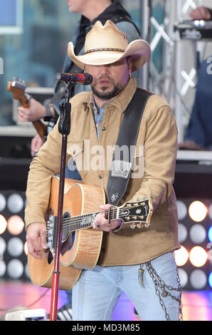 New York, NY, USA. Apr 16, 2018. Jason Aldean effectue sur NBC's "aujourd' show le 18 avril 2018 à New York. Crédit : John Palmer/media/Alamy Punch Live News Banque D'Images