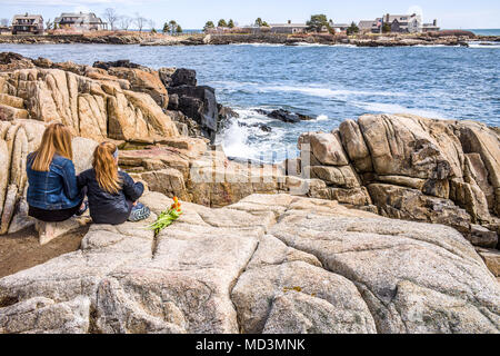 Kennebunkport, Maine, USA. 18 avril, 2018. (KENNEBUNKPORT, Maine, Etats-Unis).18, avril 2018 la première tulipe du jardin, pour la première Dame Barbara Bush qui est décédé hier. Ses amis à Kennebunkport, n'oublieront jamais, et ils sont tous à l'autre que l'ex-PreFromer Georgesident Président George H. W. Bush retourne à Maine cet été.Crédit Photo Richard F. Owens Alamy Live News Crédit : Richard F. Owens/Alamy Live News Banque D'Images