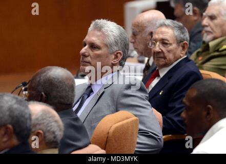 La Havane, Cuba. 18 avr, 2018. Premier vice-président cubain Miguel Diaz-Canel (C) participe à une session de l'Assemblée nationale cubaine du pouvoir populaire, à La Havane, Cuba, le 18 avril 2018. L'Assemblée nationale cubaine du pouvoir populaire a commencé une séance de deux jours le mercredi matin pour élire un successeur au président Raul Castro. Credit : Jaoquin Hernandez/Xinhua/Alamy Live News Banque D'Images