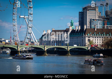 Londres, Royaume-Uni. 18 avr, 2018. Météo France : Bateaux de plaisance sur la Tamise ne Un feu de commerce sur une journée très chaude à Londres Crédit : Tim Ring/Alamy Live News Banque D'Images