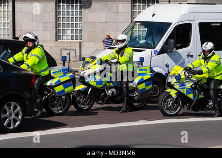 Londres, Royaume-Uni. 18 avr, 2018. La Metropolitan Police de bloquer les routes et d'entreprendre des missions d'escorte au cours de la communauté des chefs de gouvernement des réunions à Londres Crédit : Tim Ring/Alamy Live News Banque D'Images