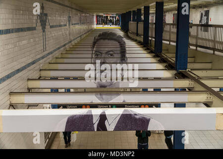 New York, USA. 18 avr, 2018. La station de métro Broadway-Lafayette à New York est décoré, grâce au parrainage par Spotify, avec des images et de l'art illustrant et inspiré par la vie de la star du rock David Bowie. L'exposition est inspiré par le populaire David Bowie montrent en ce moment au Musée de Brooklyn et est installé dans le quartier où vivait la fin d'une rock star. En plus de l'ATM est l'émission de David Bowie Collection MetroCards à thème. L'art sera à l'affiche jusqu'au 13 mai. (© Richard B. Levine) Crédit : Richard Levine/Alamy Live News Banque D'Images