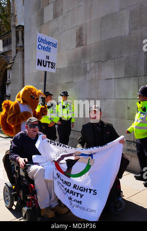 Londres, Royaume-Uni. 18 avr, 2018. Crédit universel protestataires mars pour les Chambres du Parlement avec le slogan du crédit universel est nuts Crédit : Tim Ring/Alamy Live News Banque D'Images