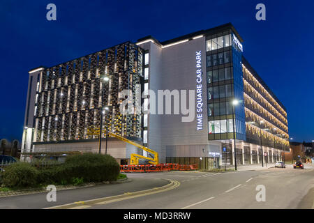 Warrington, Royaume-Uni. 18 avr, 2018. La ville de Warrington Time Square parking à étages pourrait être nommé construction de la décennie après avoir été sélectionné pour ce soir le nord-ouest de la BBC "Bâtiment People's Choice Award de la Décennie". Le vote final sera ouverte le vendredi 27 avril et sera fermé le vendredi 3 mai 2018. La ville de Warrington Time Square à plusieurs étages prise au début de la nuit le 18 avril 2018 Crédit : John Hopkins/Alamy Live News Banque D'Images