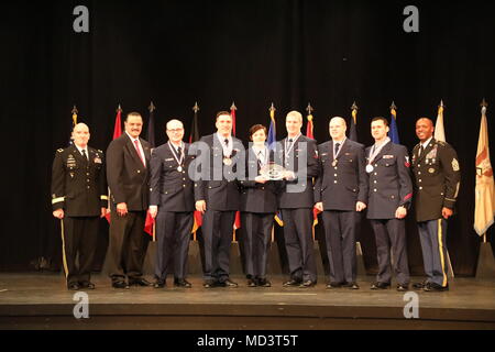 La Garde côtière canadienne de l'équipe a été reconnu comme le runner up de l'équipe culinaire de l'année Mar. 16 à l'exercice de formation culinaire (JCTE), Fort Lee, en Virginie pour être l'équipe de l'année, ils étaient tenus d'entrer dans sept catégories distinctes. Le prix a été présenté par le brig. Le général Rodney Fogg, quartier-maître général de l'armée américaine, le président de la Fédération culinaire américaine Stafford Decambre commande et le Sgt. Le Major Sean Rice, sergent-major de commandement du quartier-maître. La 43e assemblée annuelle JCTE commencé 10 mars au MacLaughlin centre de remise en forme et se poursuit jusqu'à 15 mars. L'exercice, administré par le Centre Culinaire mixte Banque D'Images