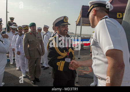 180311-N-OI558-1045, Doha, Qatar (11 mars 2018) Le Cmdr. Timothy D. LaBenz, commandant de la classe Arleigh Burke destroyer lance-missiles USS Sampson (DDG 102) accueille le général de Abdulla bin Haasan Al Sulaiti, commandant de la Force navale de l'Émir du Qatar sur la plage arrière au cours de la Défense Maritime International de Doha Exhibition and Conference. Sampson est déployé avec le groupe aéronaval du Theodore Roosevelt à la 5e flotte américaine zone d'opérations à l'appui des opérations maritimes de rassurer les alliés et les partenaires et de préserver la liberté de navigation et la libre circulation du commerce dans le th Banque D'Images