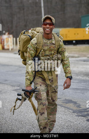 Le sergent de l'armée américaine. Dominic Barnwell, C Co., 1-175 Inf. Regt., participe à l'événement de mars au cours de la route de la Garde nationale Maryland Concours meilleur guerrier le 15 mars 2018, à l'Lauderick Creek sur la réserve militaire de la zone d'Edgewood Aberdeen Proving Ground, MD, les membres en service de la Maryland l'armée et de la Garde nationale, ainsi que l'état les nations partenaires de la Bosnie-Herzégovine et l'Estonie, rivalisent pour le titre de meilleur Guerrier 2018 l au cours de la Garde nationale Maryland's Best Warrior sur la concurrence le 15 mars 2018. Concurrents supporter une variété de tâches guerrier de prouver eux-mêmes, le Banque D'Images