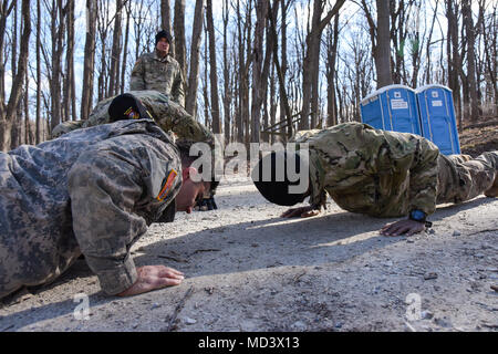 La CPS. Saum Salehi, 2-20ème Groupe SF (ABN), l'augmentation Det., et le Sgt. Dominic Barnwell, C Co., 1-175 Inf. Regt., terminer le parcours d'une partie de la Garde nationale Maryland Concours meilleur guerrier le 16 mars 2018, réserve militaire, à la poudre à Glen Arm, Maryland. Les membres en service de la Maryland l'armée et de la Garde nationale, ainsi que l'état les nations partenaires de la Bosnie-Herzégovine et l'Estonie, rivalisent pour le titre de meilleur Guerrier 2018 l au cours de la Garde nationale Maryland's Best Warrior la concurrence. Concurrents supporter une variété de tâches guerrier de prouver eux-mêmes, le meilleur de la Banque D'Images