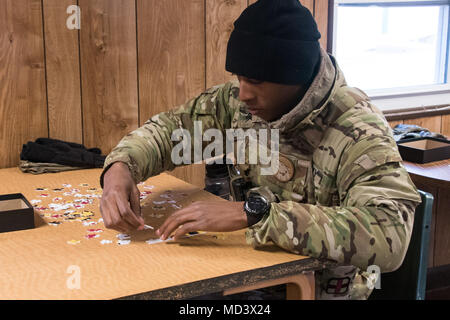 Le sergent de l'armée américaine. Dominic Barnwell, C Co., 1-175 Inf. Regt., se concentre sur le puzzle de finition tâche attribuée au cours de la compétition meilleur guerrier, le 16 mars 2018, réserve militaire, à la poudre à Glen Arm, Maryland. La tâche, un mystère à la tâche des concurrents, est de terminer un puzzle de la Maryland State flag. Concurrents supporter une variété de tâches guerrier de prouver eux-mêmes, le meilleur des meilleurs. La concurrence est un marathon de plusieurs jours d'essais physiques et mentaux, en poussant ces membres du service Elite à leurs limites. Cette année, le concours se déroule en plusieurs endroits tout au long de Maryl Banque D'Images