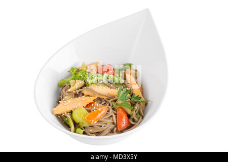 Nouilles de sarrasin avec le saumon et les légumes avec la sauce teriyaki isolé sur fond blanc. Nouilles de sarrasin dans une assiette blanche. Une plaque de l'insolite Banque D'Images