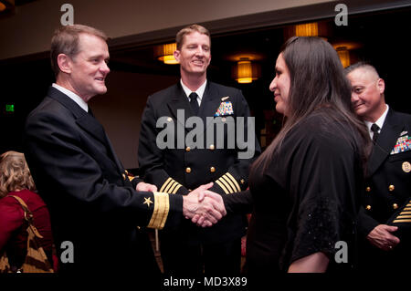 SEATTLE, Washington (Mar. 17, 2018) - Arrière Adm. Prix de gènes, commandant des forces navales, l'hôpital accueille la réserve Information Corpsman 2e classe (SW) Luna D. Clarke au cours d'un banquet au guerrier de retour atelier (RWW), organisé par les coordonnateurs du programme Ruban jaune attaché à au nord-ouest de la région marine du Commandement de la composante de réserve (NAVREG E RCC), Everett à l'hôtel Renaissance Mar. 17. NAVREG E RCC fournit un soutien à temps plein de la marine se réserve, par la gestion de 16 centres de soutien opérationnel de la Marine (CNTO) dans 11 États, en l'appui de plus de 3350 réservistes de forage. (U. S. Navy photo en masse C Banque D'Images