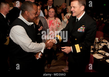 SEATTLE, Washington (Mar. 17, 2018) - Arrière Adm. Prix de gènes, commandant des forces navales, le lieutenant de réserve de l'Information accueille Anthony Murphy, lors d'un banquet au guerrier de retour atelier (RWW) organisé par les coordonnateurs du programme Ruban jaune attaché à au nord-ouest de la région marine du Commandement de la composante de réserve (NAVREG E RCC), Everett à l'hôtel Renaissance, le 17 mars. NAVREG E RCC fournit un soutien à temps plein de la marine se réserve, par la gestion de 16 centres de soutien opérationnel de la Marine (CNTO) dans 11 États, en l'appui de plus de 3350 réservistes de forage. (U. S. Navy photo by Mass Communication Specialist 1re Banque D'Images