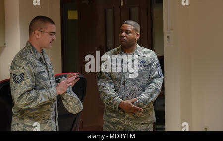 Le chef de l'US Air Force Master Sgt. Phillip Easton, United States Air Forces in Europe - Air Forces de commandement en chef de l'Afrique, a visité la base aérienne d'Incirlik, en Turquie, le 14 mars 2018. Avec touring rénovations effectuées à la base, Easton a été informé d'un membre de l'École de Leadership, premier terme aviateurs Centre et Université de Titan. (U.S. Air Force photo par un membre de la 1re classe Octavius Thompson) Banque D'Images