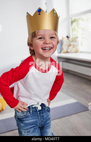 Portrait de jeune garçon, portant la couronne en carton, smiling Banque D'Images