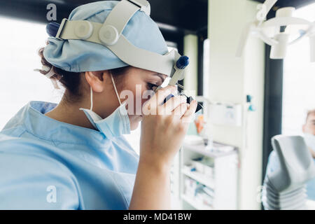 Dentiste à l'aide d'équipements dentaires, close-up Banque D'Images