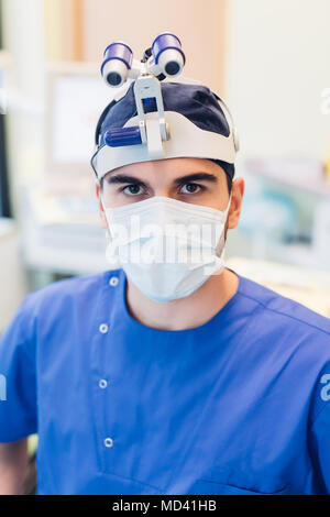 Portrait de dentiste portant des loupes loupe Banque D'Images