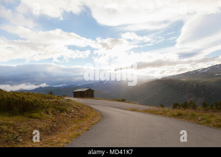 Route rurale ensoleillée dans paysage de montagne, le parc national de Jotunheimen, Lom, Oppland, Norvège Banque D'Images