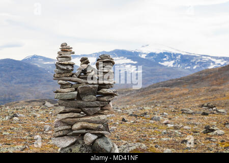 Cairn de pierre au paysage de montagne, le parc national de Jotunheimen, Lom, Oppland, Norvège Banque D'Images