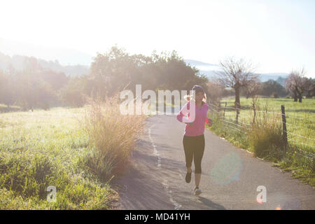 Jeune femme tournant le long chemin rural Banque D'Images