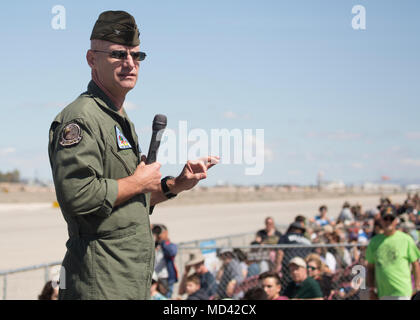 Le colonel du Corps des Marines américain David A. Suggs, le commandant de Marine Corps Air Station Yuma (Arizona), s'adresse à vous à l'Airshow Yuma 2018 Samedi, Mars 17, 2018. L'airshow est MCAS Yuma's seulement militaire de l'aéronautique de l'année et donne à la communauté une occasion de voir des artistes aériens et terrestres pour libre tout en interagissant avec les Marines et les marins. (U.S. Marine Corps photo par Lance Cpl. Sabrina Candiaflores) Banque D'Images