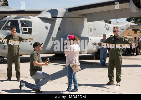 Un invité participant à la Yuma 2018 Airshow propose d'une femme au Marine Corps Air Station Yuma (Arizona), le samedi 17 mars, 2018. L'airshow est MCAS Yuma's seulement militaire de l'aéronautique de l'année et donne à la communauté une occasion de voir des artistes aériens et terrestres pour libre tout en interagissant avec les Marines et les marins. (U.S. Marine Corps photo par Lance Cpl. Sabrina Candiaflores) Banque D'Images