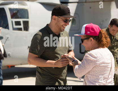 Un invité participant à la Yuma 2018 Airshow propose d'une femme au Marine Corps Air Station Yuma (Arizona), le samedi 17 mars, 2018. L'airshow est MCAS Yuma's seulement militaire de l'aéronautique de l'année et donne à la communauté une occasion de voir des artistes aériens et terrestres pour libre tout en interagissant avec les Marines et les marins. (U.S. Marine Corps photo par Lance Cpl. Sabrina Candiaflores) Banque D'Images