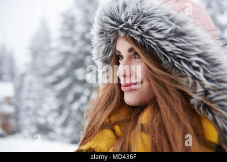 Jeune femme en hiver Banque D'Images