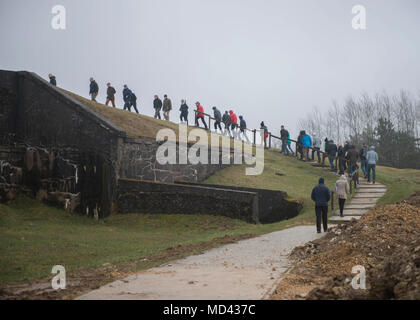 Le 2018 Spring Company Commanders Staff Ride du commandant général était un programme de développement professionnel de l'armée des États-Unis mené du 12 au 14 mars 2018 sur les sites de bataille de la première Guerre mondiale près de Liège, en Belgique, et de Verdun, en France. L'image d'archive documente les officiers subalternes menant des études de terrain sur le champ de bataille et examinant les développements tactiques et l'implication des forces expéditionnaires américaines pendant la première Guerre mondiale Banque D'Images