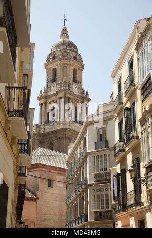 Tour de Catedral de la Encarnacion de Malaga entre les rues étroites de la vieille ville, Malaga, Costa del Sol, Andalousie, Espagne, Europe Banque D'Images