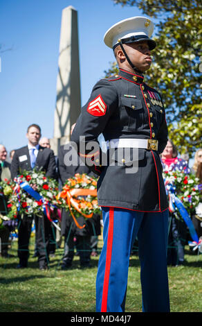 Corps des Marines des États-Unis Le Cpl. Shamar Matheny, sergent de peloton, Marine Corps Base Quantico Color Guard, est de parade reste au cours de l'élection présidentielle qui a eu lieu une cérémonie de dépôt de gerbes en l'honneur du 4e président des États-Unis, James Madison, aussi connu comme le père de la Constitution, à son domicile à Montpellier, Orange, en Virginie, le 16 mars 2018. Cet événement a eu lieu en commémoration de la 267e anniversaire de la naissance de Madison, né en 1751, et a également été décrété comme la Journée de reconnaissance de la James Madison pour le Commonwealth de Virginie. (U.S. Marine Corps photo de Kathy Reesey) Banque D'Images
